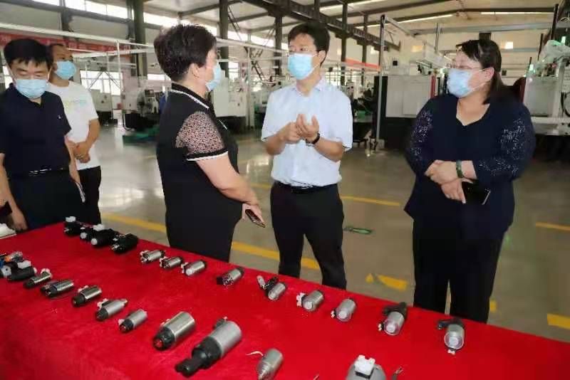 外国女人的臊屄安阳市市长高永一行莅临我公司参观调研